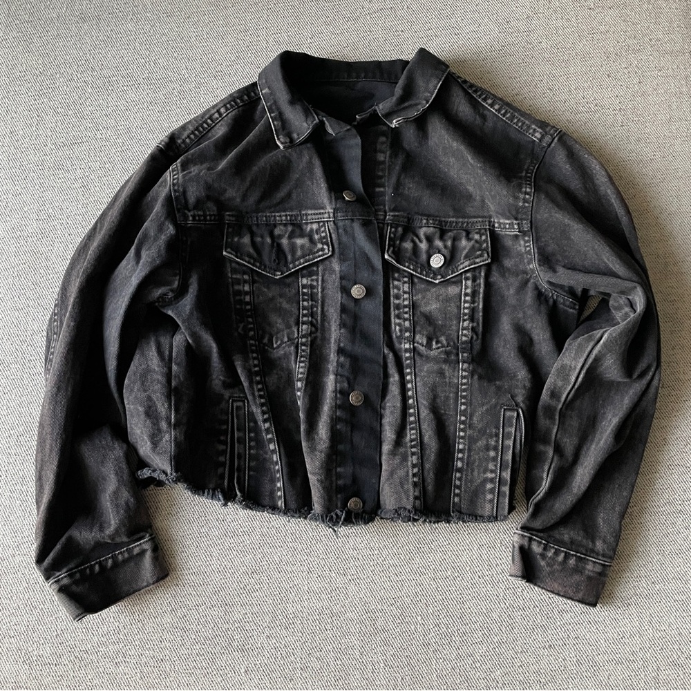 Brandy Melville John Galt Black Cropped Raw Hem Denim Jacket - Picture 2 of 4